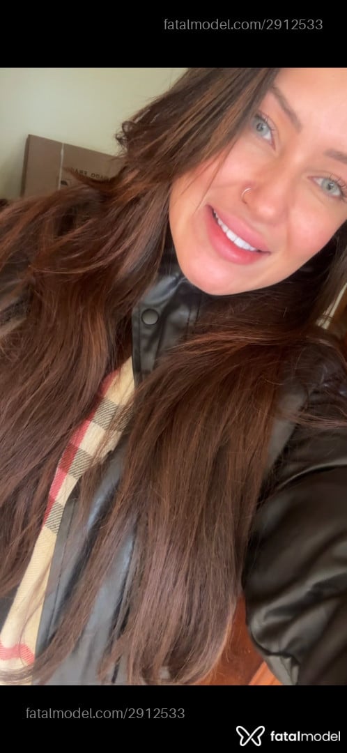 Acompanhante mulher com cabelo castanho de olhos azuis - Majuu Acompanhante mulher com cabelo castanho de olhos azuis - Majuu