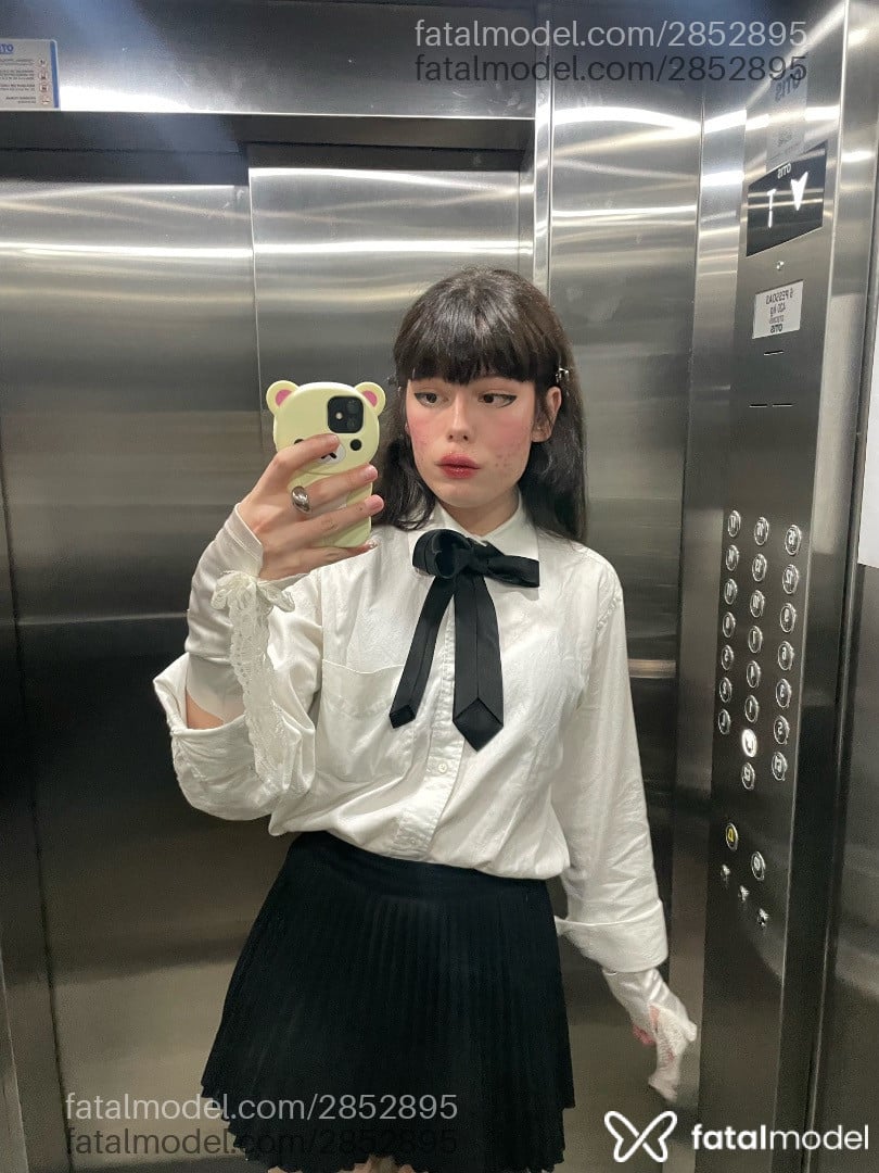 Acompanhante mulher trans com cabelo castanho de olhos pretos - Bunny