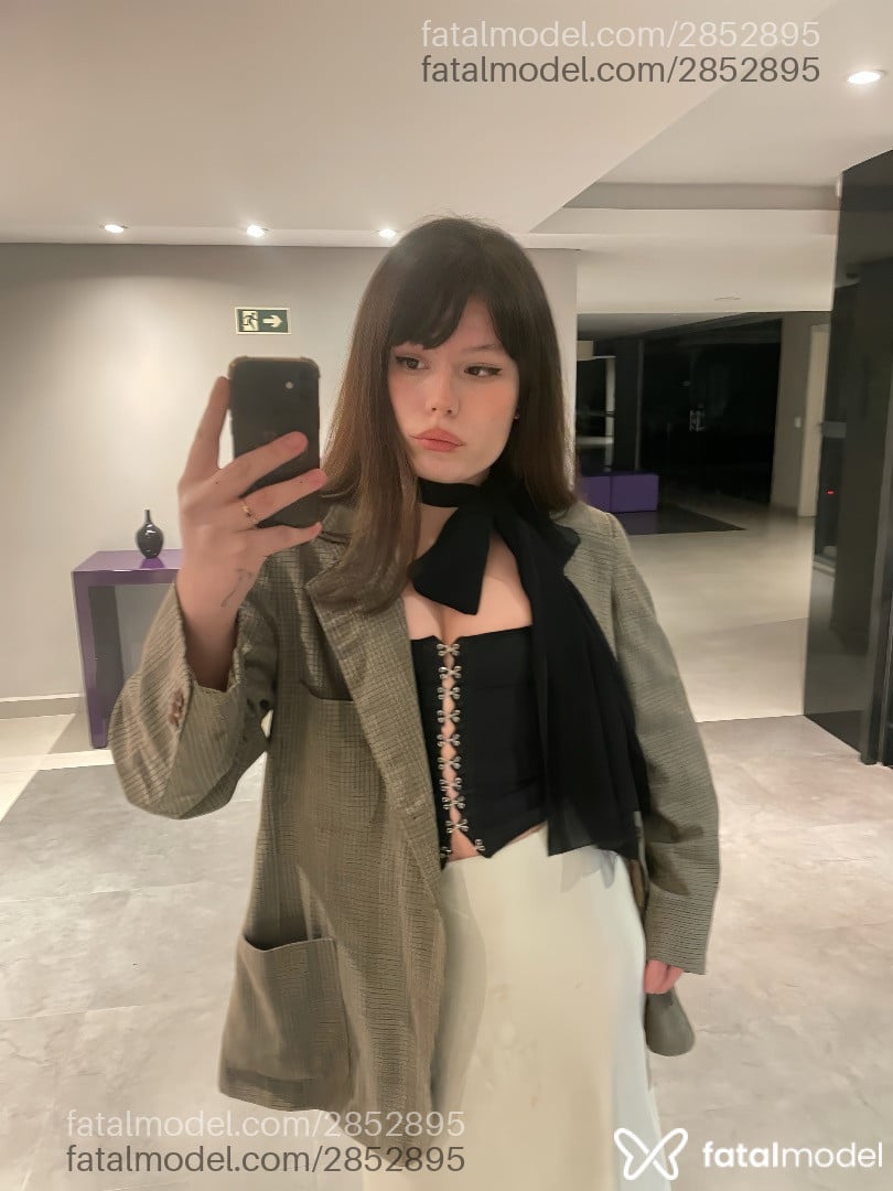 Acompanhante mulher trans com cabelo castanho de olhos pretos - Bunny