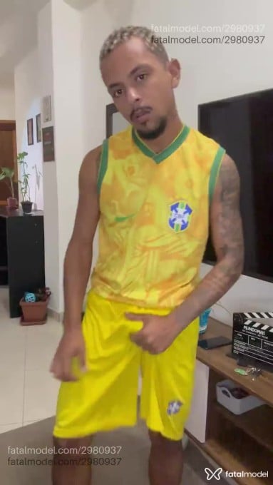 Acompanhante homem morena (o) de olhos pretos - Alexandre Magalhãe Acompanhante homem morena (o) de olhos pretos - Alexandre Magalhãe