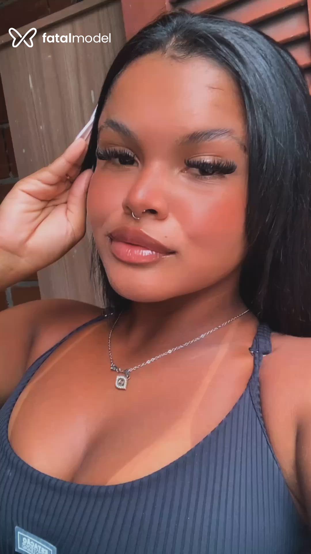 Acompanhante mulher morena (o) de olhos castanhos - Morena