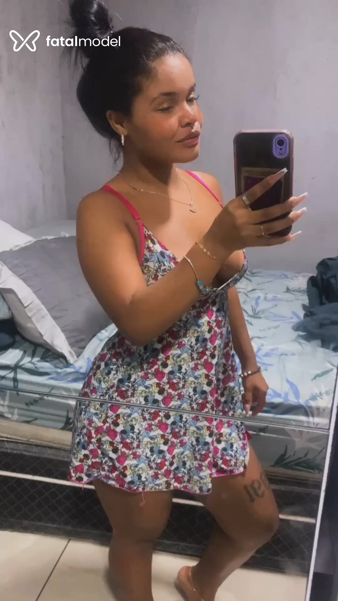 Acompanhante mulher morena (o) de olhos castanhos - Morena