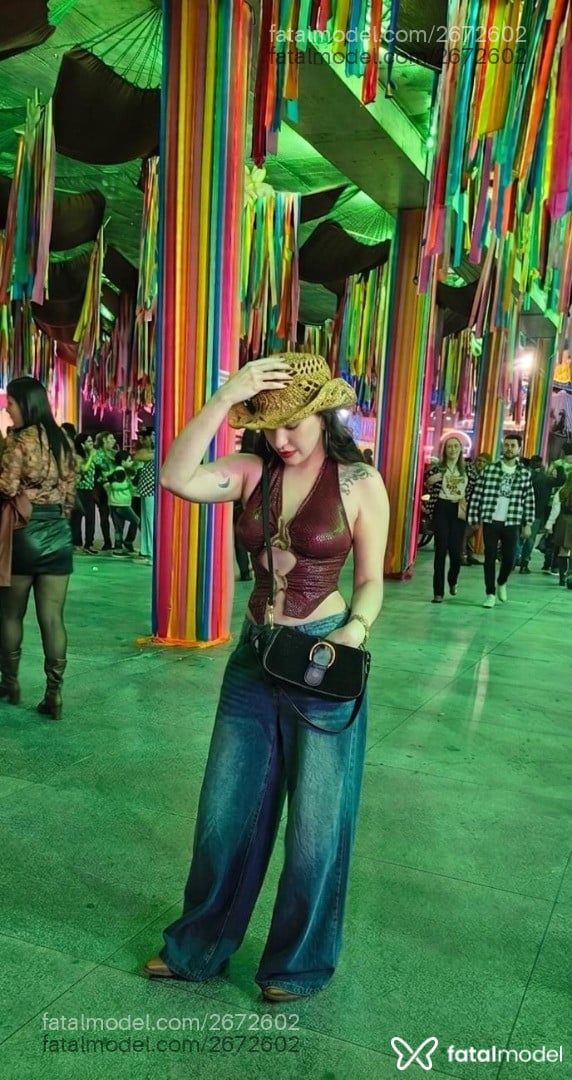 Acompanhante mulher com cabelo castanho de olhos mel em Virtual - Heloísa