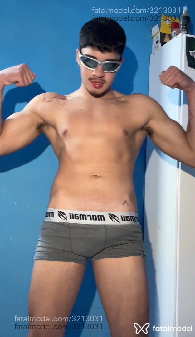Acompanhante homem morena (o) de olhos castanhos em Balneário Camboriú - Weebb