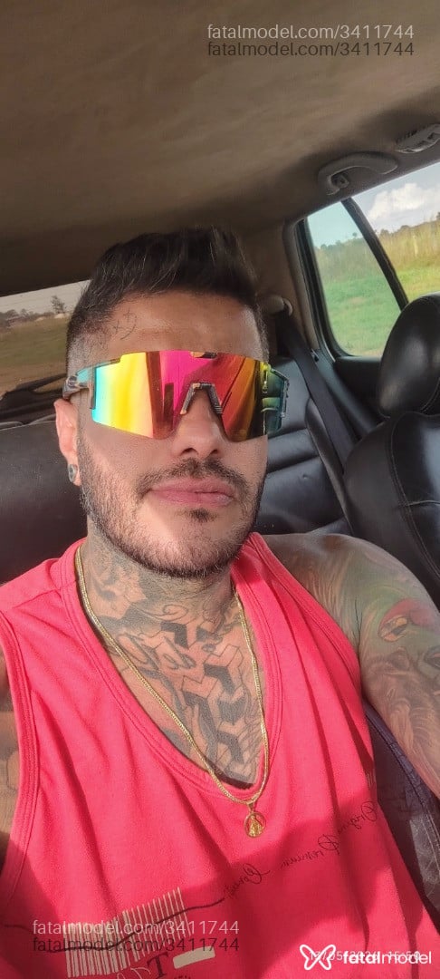 Acompanhante homem com cabelo castanho de olhos castanhos em Trindade - Wenderson