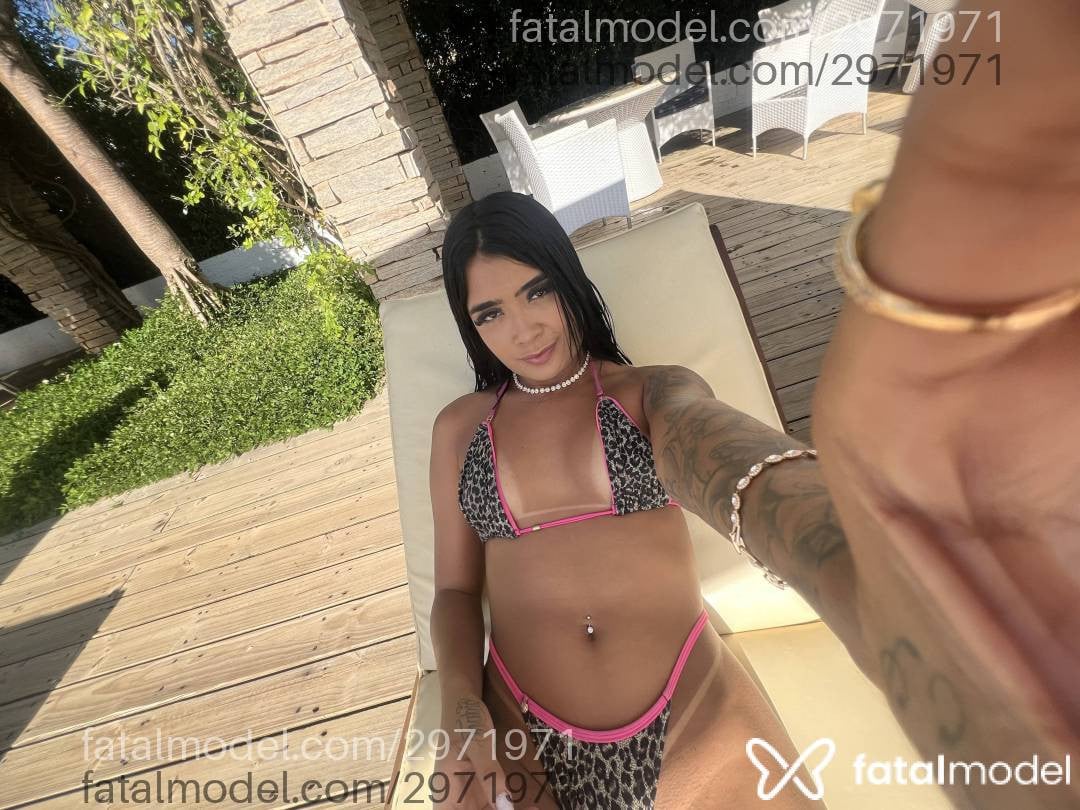 Acompanhante mulher com cabelo castanho de olhos castanhos - Ester Muniz Acompanhante mulher com cabelo castanho de olhos castanhos - Ester Muniz