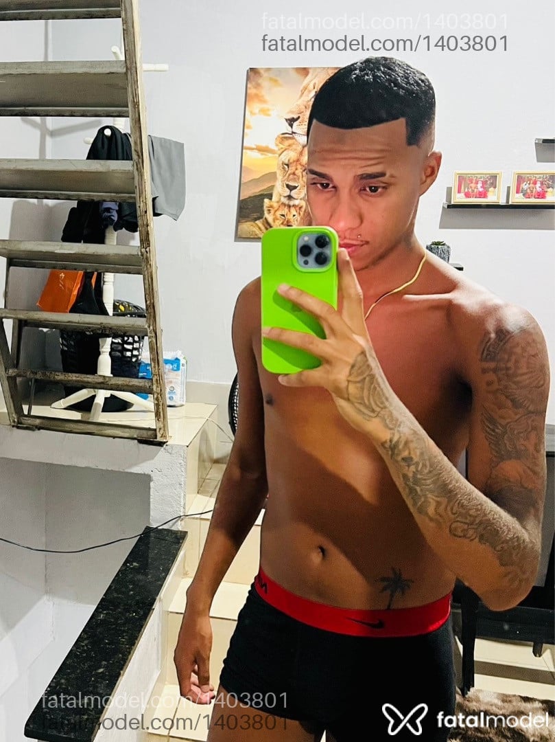 Acompanhante não-binário loira (o) de olhos castanhos - Henry