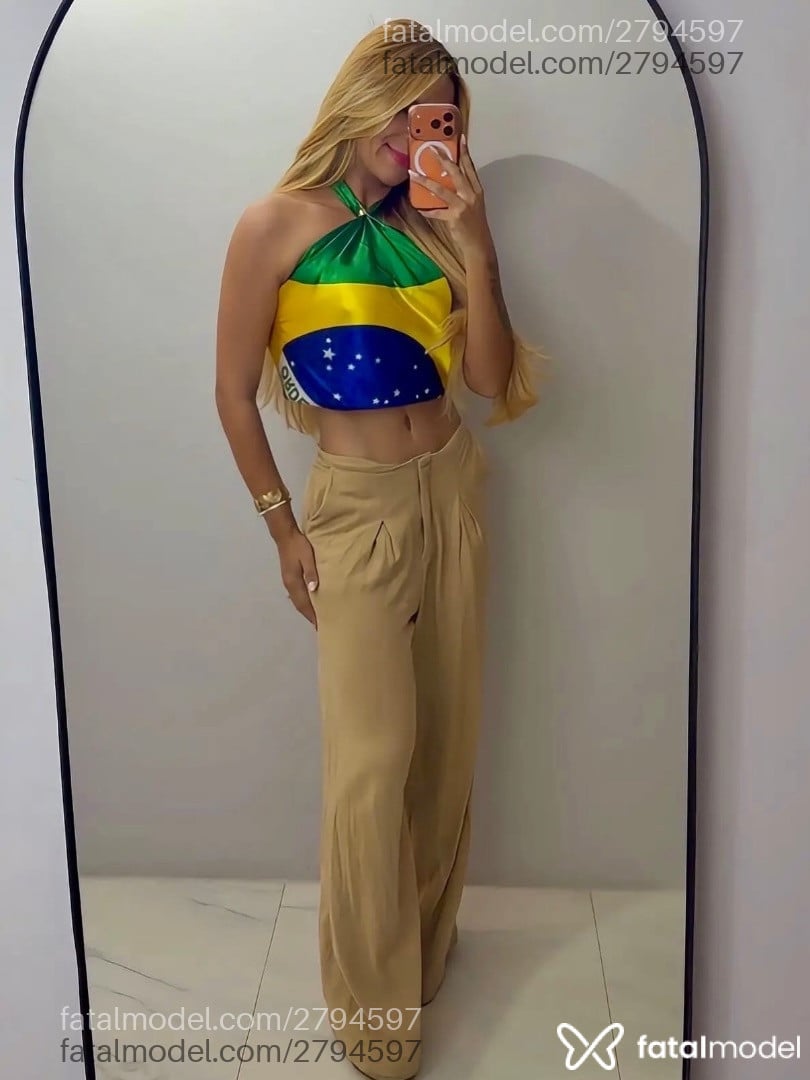 Acompanhante mulher loira (o) de olhos castanhos - Vanessa