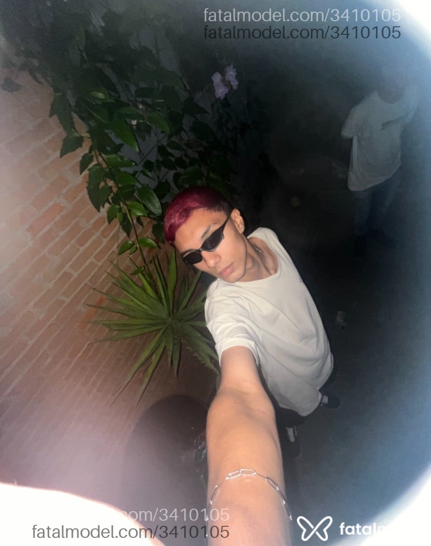 Acompanhante homem com cabelo colorido de olhos pretos em Bauru - Gustavo