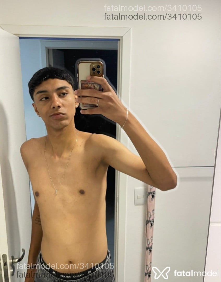 Acompanhante homem com cabelo colorido de olhos pretos em Bauru - Gustavo