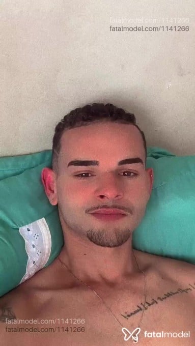 Acompanhante homem com cabelo castanho de olhos mel - Caio Valentim Acompanhante homem com cabelo castanho de olhos mel - Caio Valentim