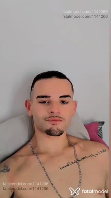 Acompanhante homem com cabelo castanho de olhos mel - Caio Valentim Acompanhante homem com cabelo castanho de olhos mel - Caio Valentim