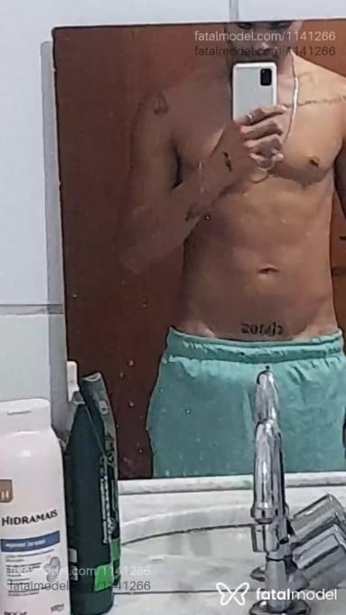 Acompanhante homem com cabelo castanho de olhos mel - Caio Valentim Acompanhante homem com cabelo castanho de olhos mel - Caio Valentim