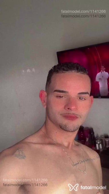 Acompanhante homem com cabelo castanho de olhos mel - Caio Valentim Acompanhante homem com cabelo castanho de olhos mel - Caio Valentim
