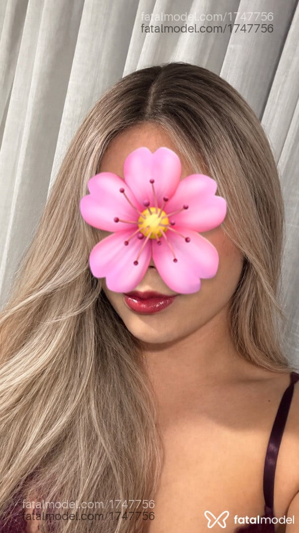 Acompanhante mulher trans com cabelo castanho de olhos verdes em Blumenau - Novinhasubmissa