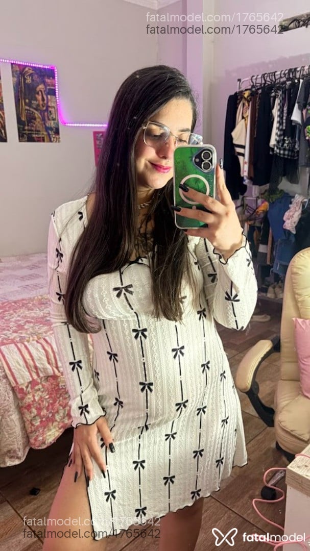 Acompanhante mulher com cabelo castanho de olhos castanhos em Virtual - Agnes Martins