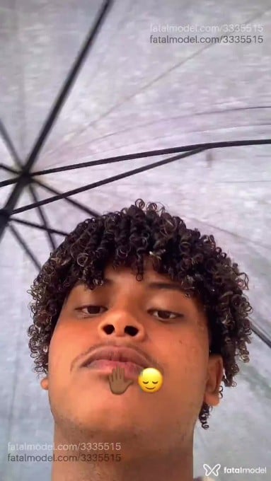 Acompanhante homem com cabelo castanho de olhos castanhos - Cacheado Acompanhante homem com cabelo castanho de olhos castanhos - Cacheado