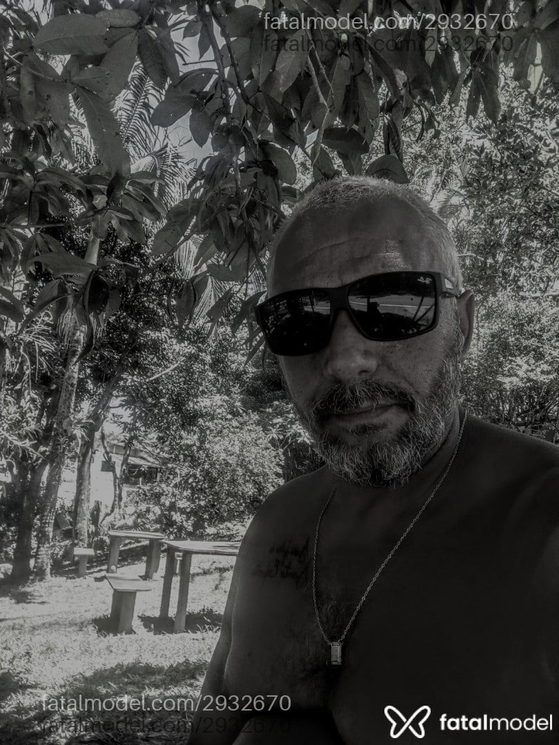 Acompanhante homem com cabelo grisalho de olhos castanhos em Cabo Frio - Morenocf