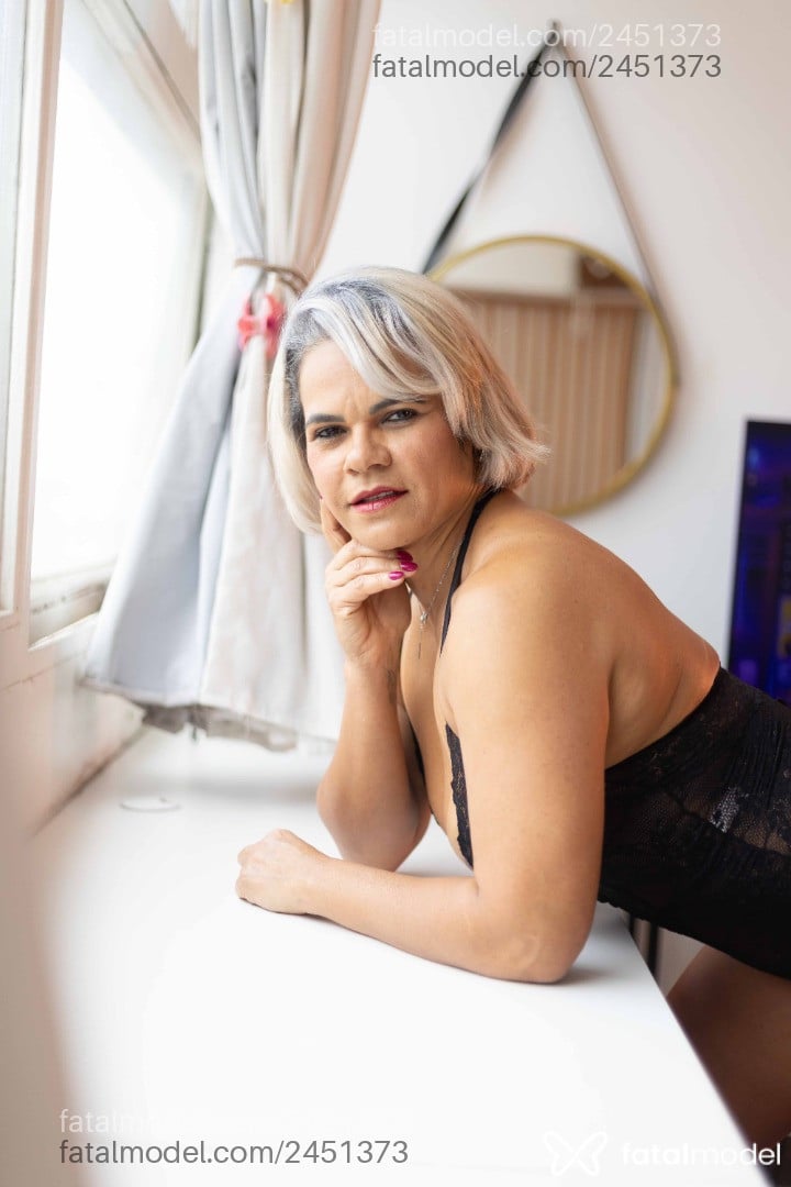 Acompanhante mulher com cabelo grisalho de olhos pretos - Mari Acompanhante mulher com cabelo grisalho de olhos pretos - Mari