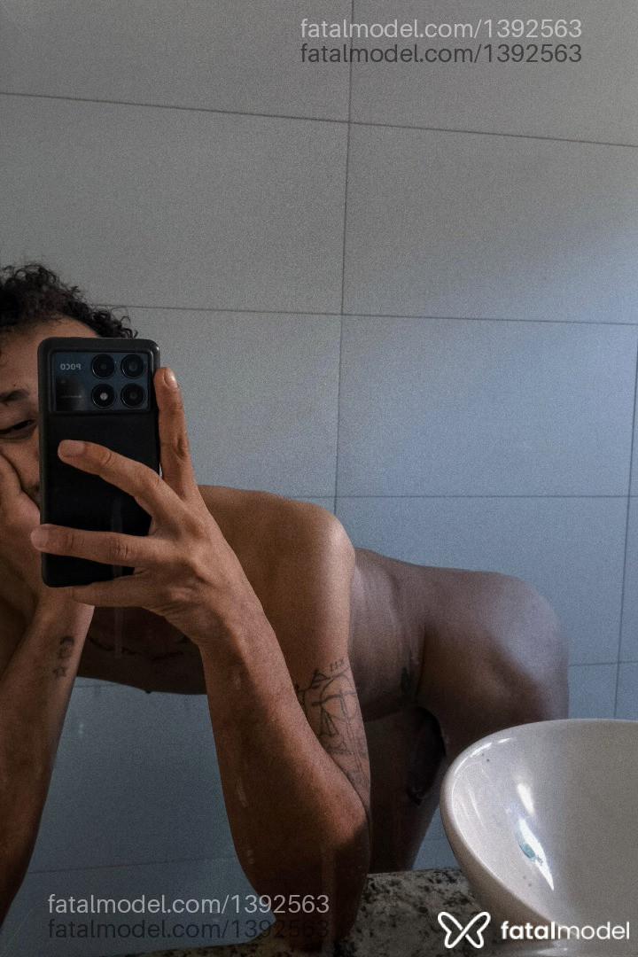 Acompanhante homem com cabelo castanho de olhos castanhos - Passdot