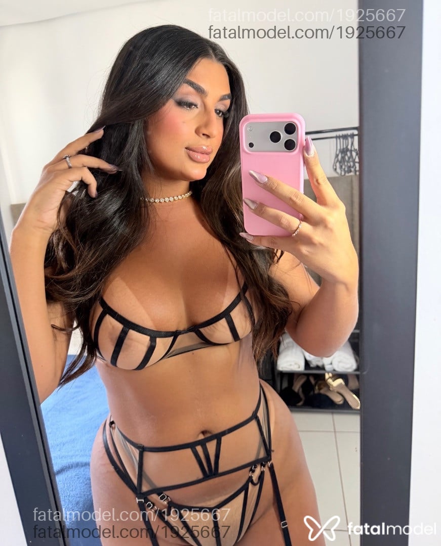 Acompanhante mulher trans com cabelo castanho de olhos pretos em Goiânia - Anny kaliffa