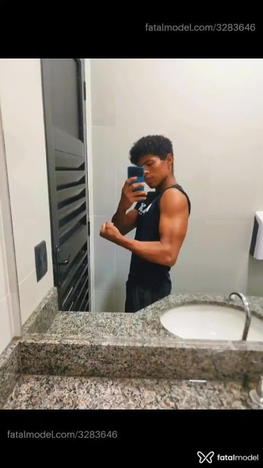 Acompanhante homem morena (o) de olhos castanhos - Preto