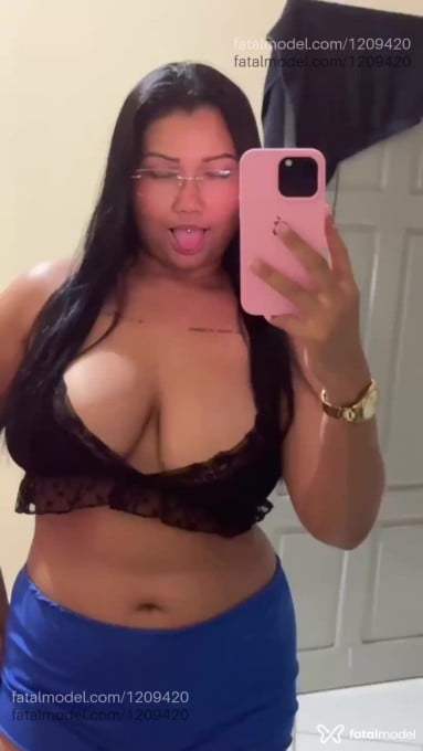 Acompanhante mulher morena (o) de olhos pretos - Morena