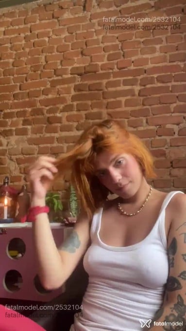 Acompanhante mulher ruiva (o) de olhos castanhos - Okk
