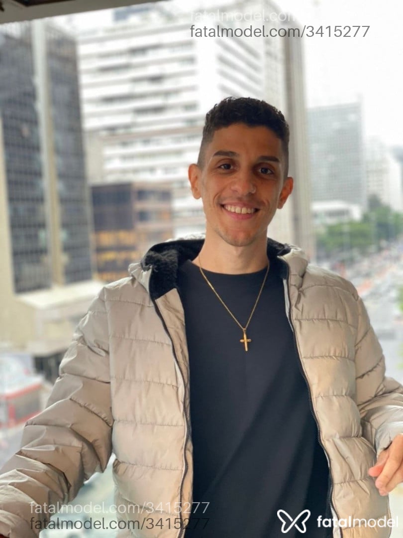 Acompanhante homem com cabelo castanho de olhos verdes em São Paulo - Pietro Mansur