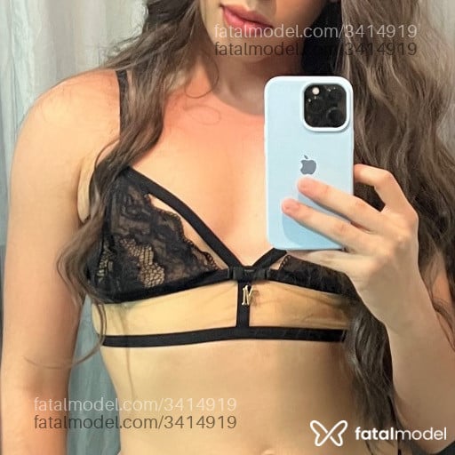 Acompanhante mulher trans com cabelo castanho de olhos castanhos em Goiânia - Jade Castilho