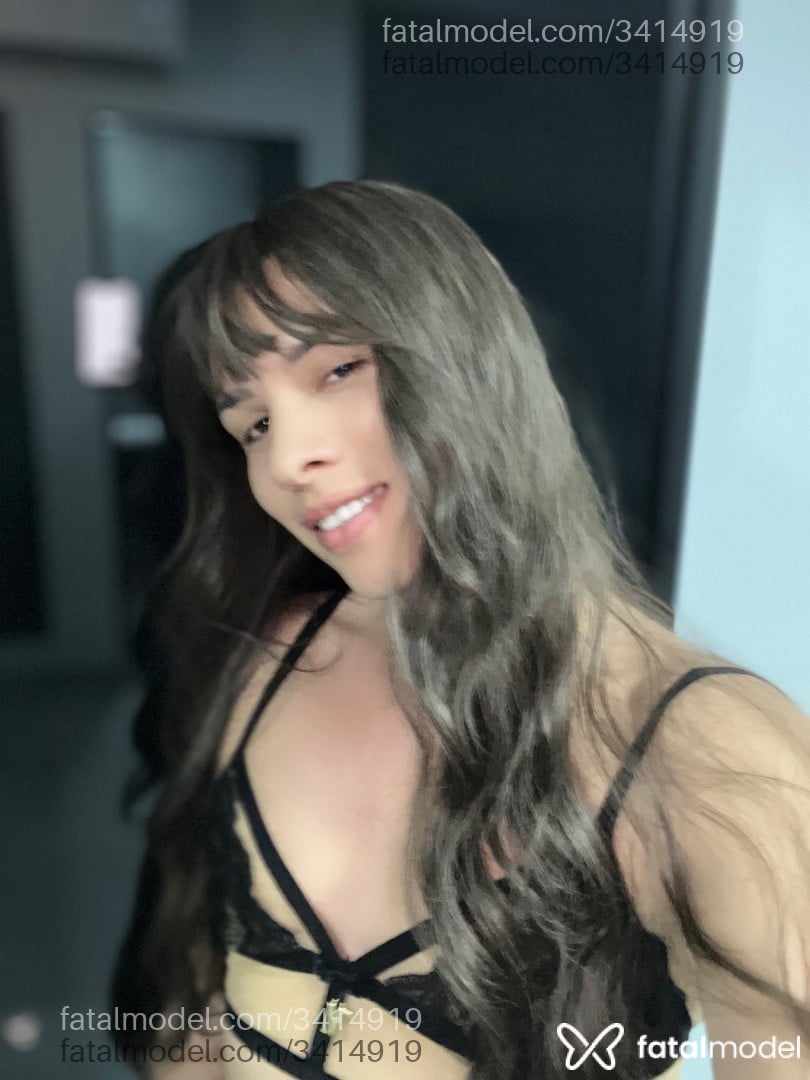 Acompanhante mulher trans com cabelo castanho de olhos castanhos em Goiânia - Jade Castilho