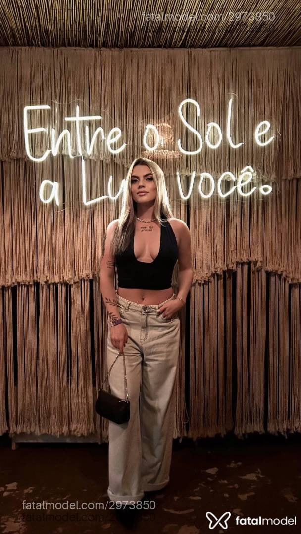 Acompanhante mulher loira (o) de olhos azuis - Ana Julia
