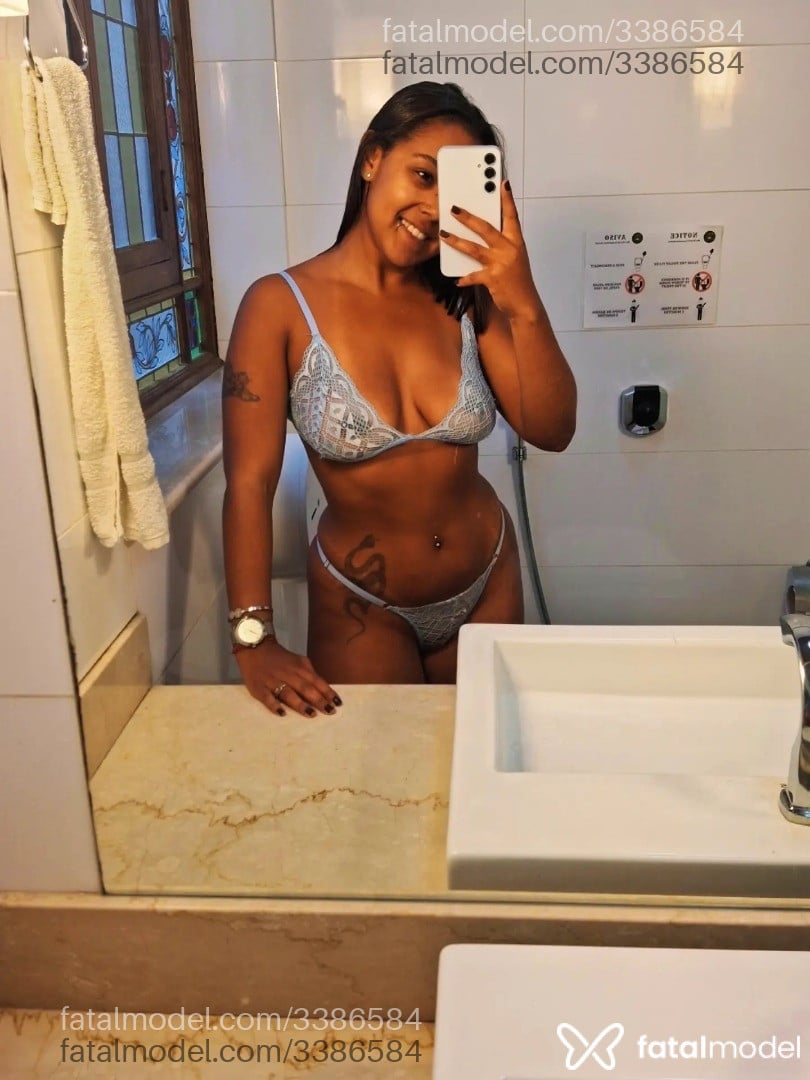 Acompanhante mulher com cabelo castanho de olhos castanhos - Kallu Acompanhante mulher com cabelo castanho de olhos castanhos - Kallu