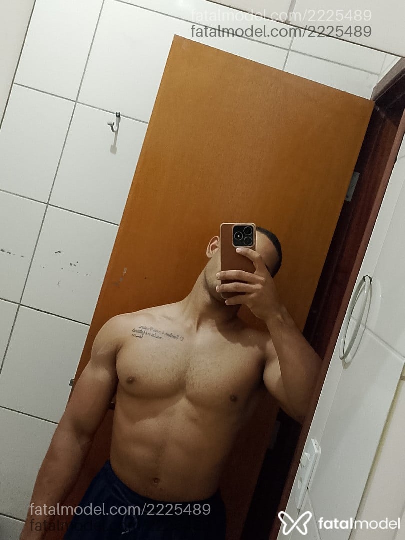 Acompanhante homem morena (o) de olhos castanhos em Araguari - Carlos
