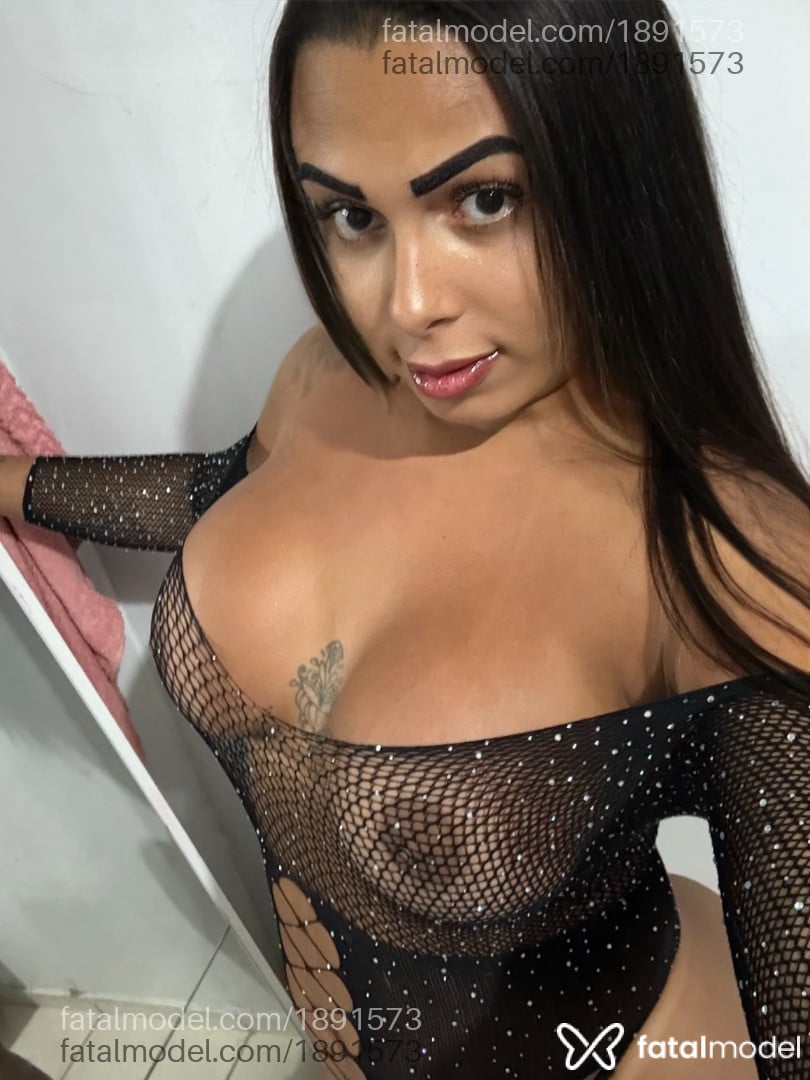 Acompanhante mulher trans com cabelo castanho de olhos castanhos - Rhay Belle