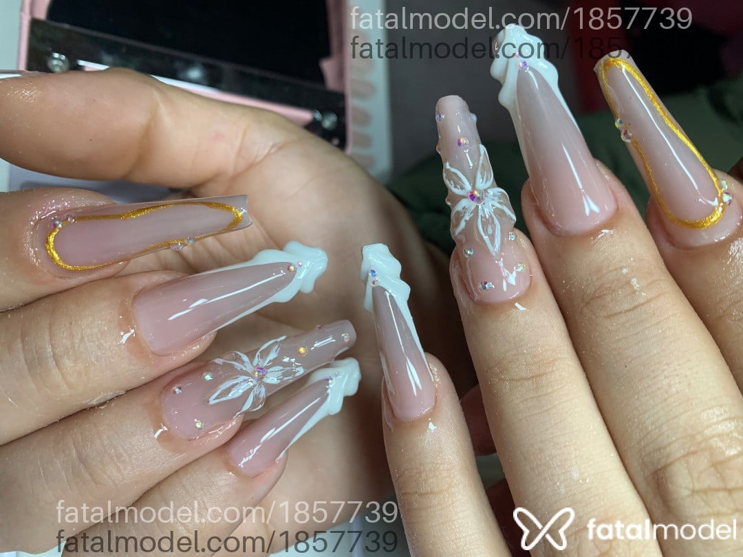 Acompanhante mulher trans com cabelo castanho de olhos castanhos em Araruama - Luana