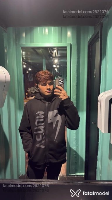 Acompanhante homem com cabelo castanho de olhos verdes - Edu Acompanhante homem com cabelo castanho de olhos verdes - Edu