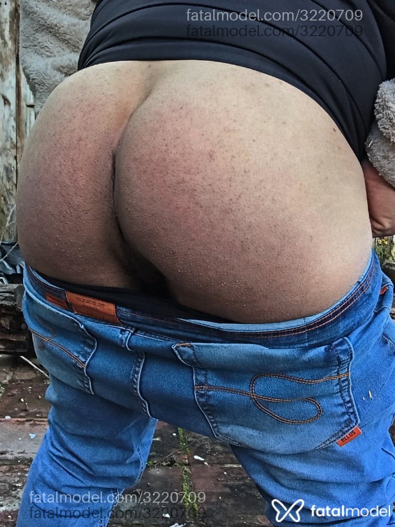 Acompanhante homem com cabelo grisalho de olhos castanhos - Bubble Dominusx