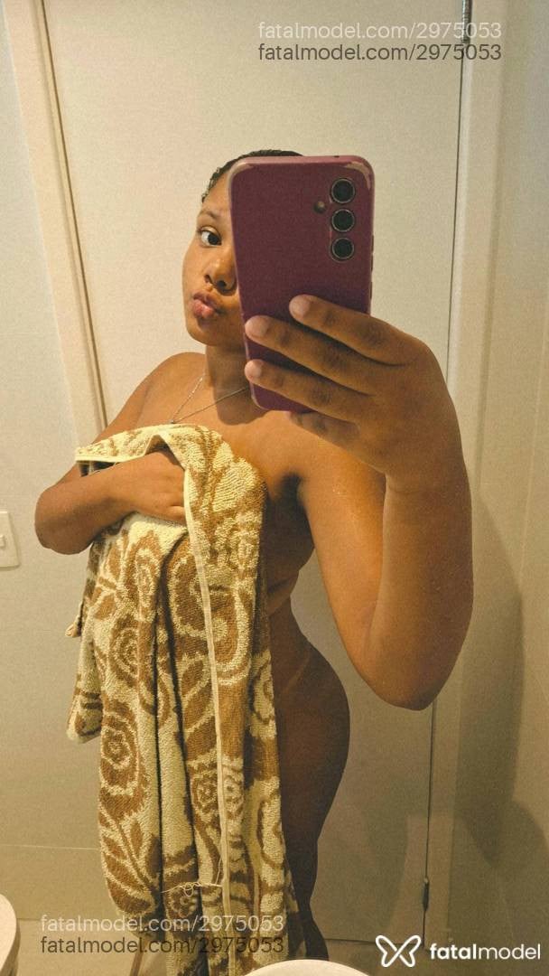 Acompanhante mulher morena (o) de olhos pretos - Lola Reis