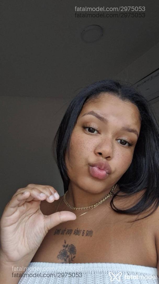Acompanhante mulher morena (o) de olhos pretos - Lola Reis