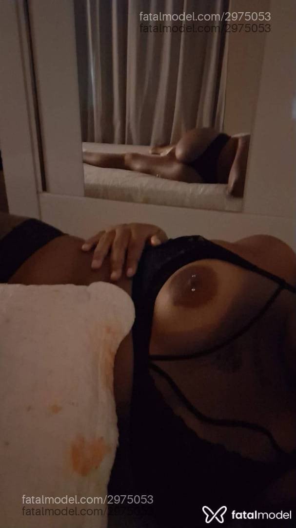 Acompanhante mulher morena (o) de olhos pretos - Lola Reis
