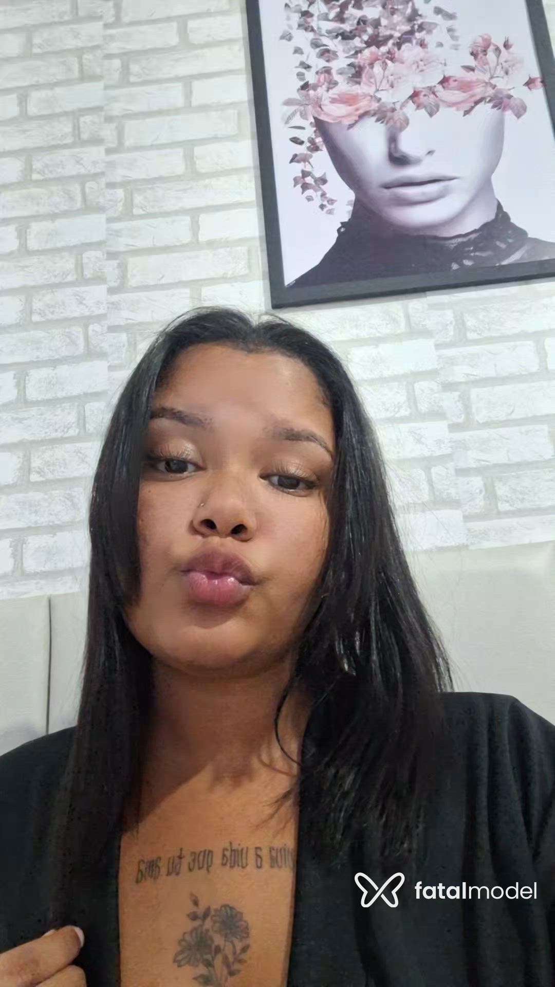 Acompanhante mulher morena (o) de olhos pretos - Lola Reis
