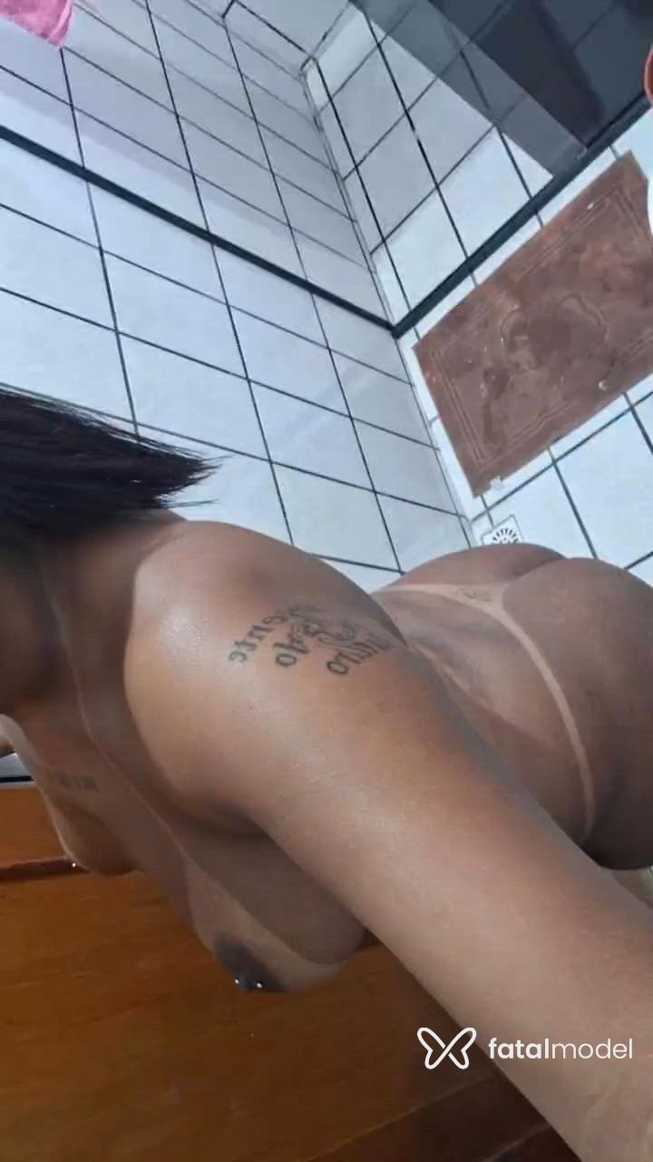 Acompanhante mulher morena (o) de olhos pretos - Lola Reis