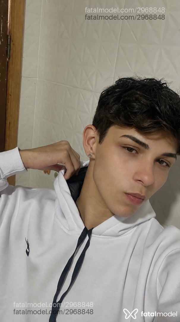 Acompanhante homem com cabelo castanho de olhos castanhos em Curitiba - Gustavo Lavelle
