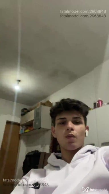 Acompanhante homem com cabelo castanho de olhos castanhos em Curitiba Acompanhante homem com cabelo castanho de olhos castanhos em Curitiba - Gustavo Lavelle