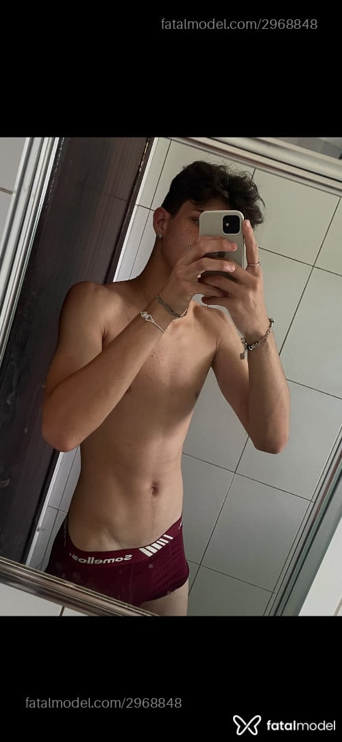 Acompanhante homem com cabelo castanho de olhos castanhos em Curitiba Acompanhante homem com cabelo castanho de olhos castanhos em Curitiba - Gustavo Lavelle