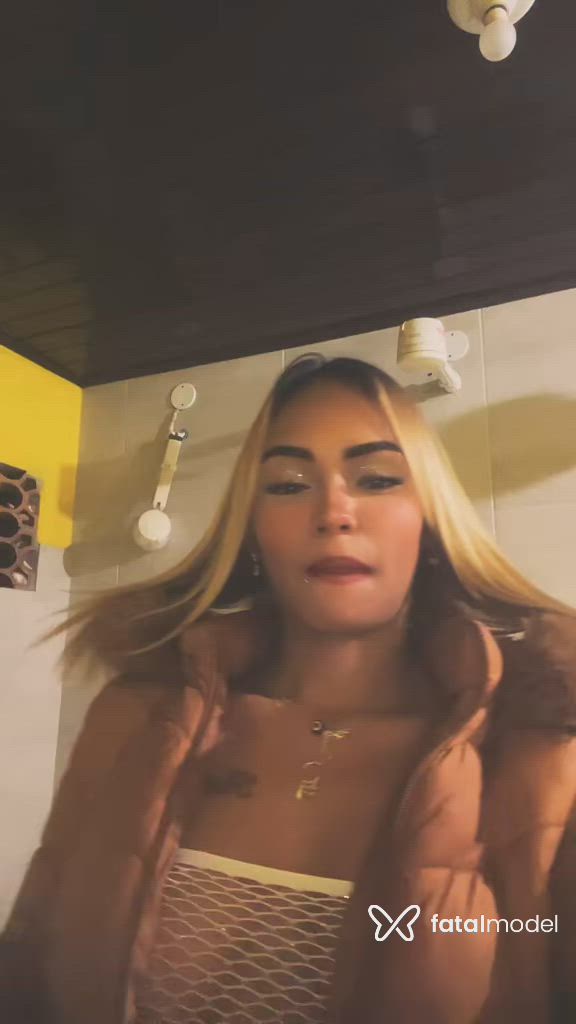 Acompanhante mulher loira (o) de olhos castanhos - Aliciá