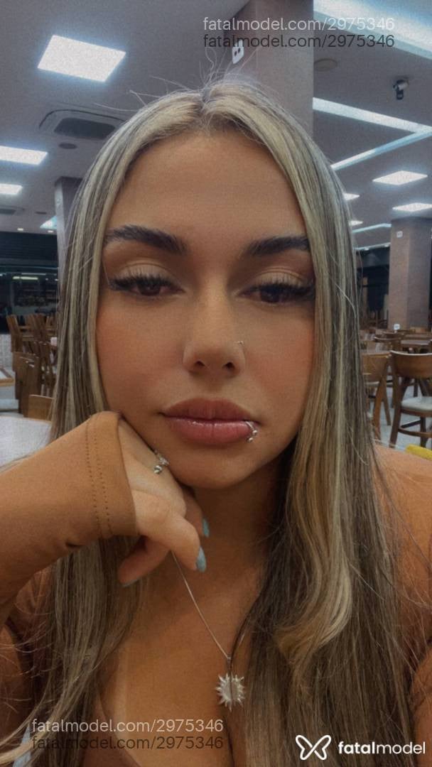 Acompanhante mulher loira (o) de olhos castanhos - Sofia