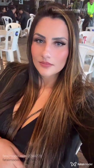 Acompanhante mulher com cabelo castanho de olhos castanhos - Letícia Vidal Acompanhante mulher com cabelo castanho de olhos castanhos - Letícia Vidal