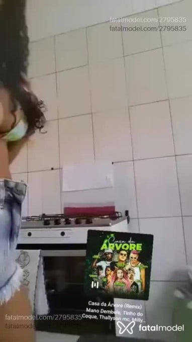 Acompanhante mulher morena (o) de olhos castanhos - Jujubys